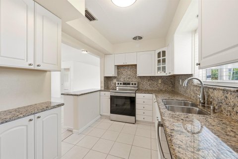 House in Lauderdale-by-the-Sea, Florida 3 bedrooms, 167.97 sq.m. № 2190993 - photo 12