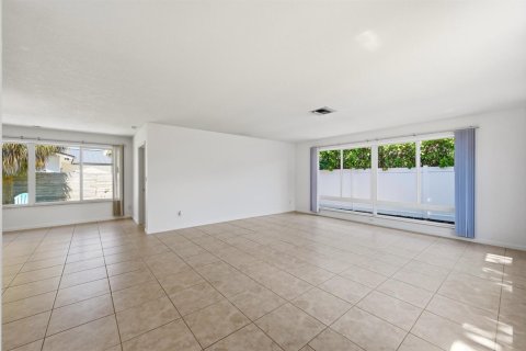 House in Lauderdale-by-the-Sea, Florida 3 bedrooms, 167.97 sq.m. № 2190993 - photo 7