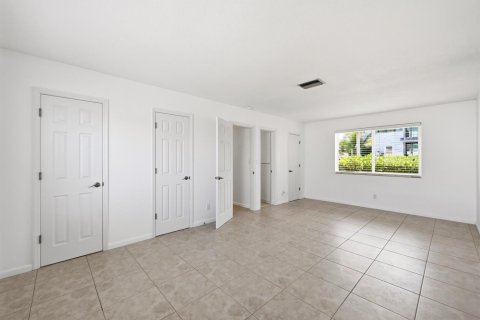 House in Lauderdale-by-the-Sea, Florida 3 bedrooms, 167.97 sq.m. № 2190993 - photo 14