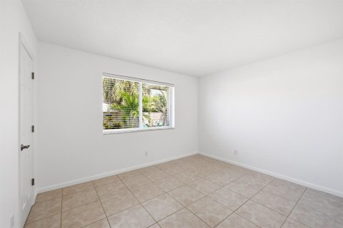 House in Lauderdale-by-the-Sea, Florida 3 bedrooms, 167.97 sq.m. № 2190993 - photo 16