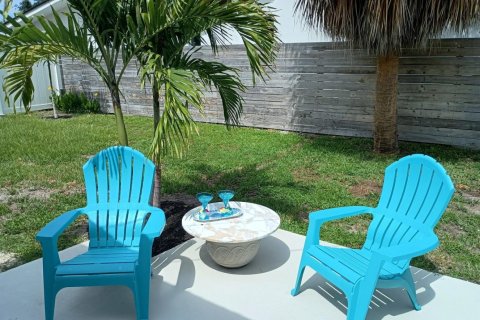 House in Lauderdale-by-the-Sea, Florida 3 bedrooms, 167.97 sq.m. № 2190993 - photo 4