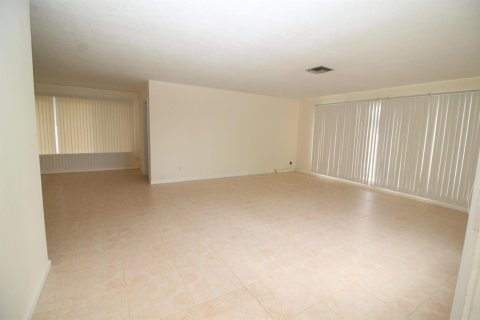 House in Lauderdale-by-the-Sea, Florida 3 bedrooms, 167.97 sq.m. № 2190993 - photo 23