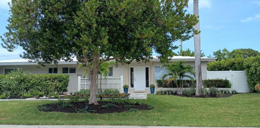 House in Lauderdale-by-the-Sea, Florida 3 bedrooms, 167.97 sq.m. № 2190993