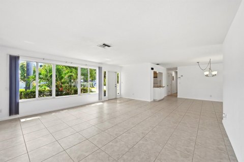 House in Lauderdale-by-the-Sea, Florida 3 bedrooms, 167.97 sq.m. № 2190993 - photo 10