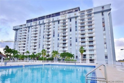 Condominio en alquiler en North Miami, Florida, 2 dormitorios, 83.61 m2 № 1936941 - foto 2