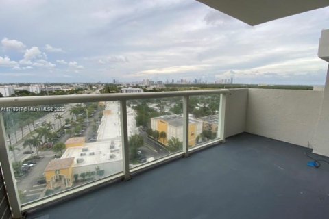 Condominio en alquiler en North Miami, Florida, 2 dormitorios, 83.61 m2 № 1936941 - foto 11