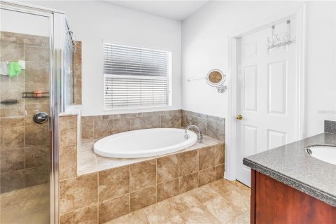 House in Gibsonton, Florida 3 bedrooms, 219.99 sq.m. № 2379652 - photo 13