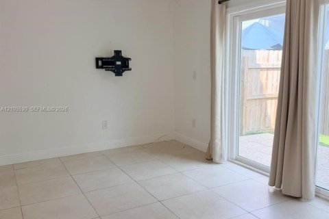 Touwnhouse à vendre à West Miami, Floride: 2 chambres, 106.84 m2 № 2424645 - photo 8