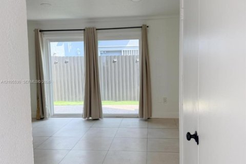 Touwnhouse à vendre à West Miami, Floride: 2 chambres, 106.84 m2 № 2424645 - photo 5