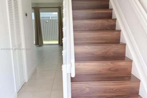 Touwnhouse à vendre à West Miami, Floride: 2 chambres, 106.84 m2 № 2424645 - photo 2