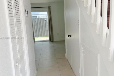 Touwnhouse à vendre à West Miami, Floride: 2 chambres, 106.84 m2 № 2424645 - photo 4