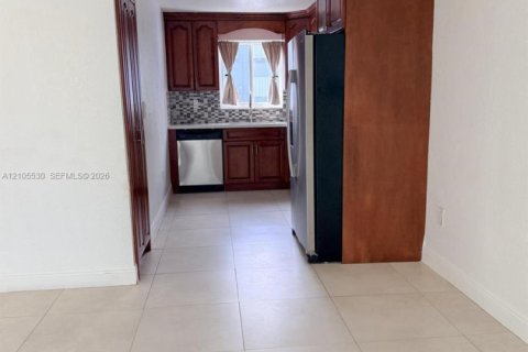 Touwnhouse à vendre à West Miami, Floride: 2 chambres, 106.84 m2 № 2424645 - photo 9