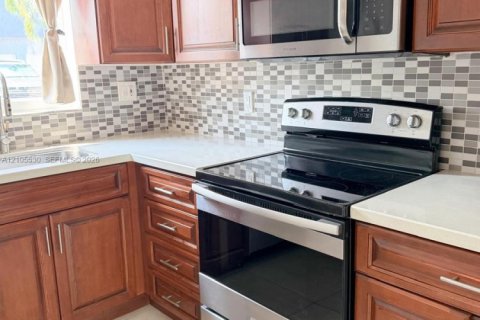 Touwnhouse à vendre à West Miami, Floride: 2 chambres, 106.84 m2 № 2424645 - photo 11