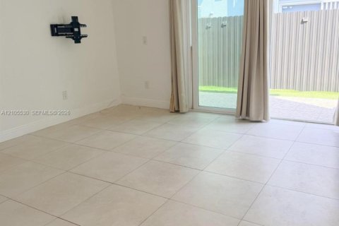 Touwnhouse à vendre à West Miami, Floride: 2 chambres, 106.84 m2 № 2424645 - photo 7