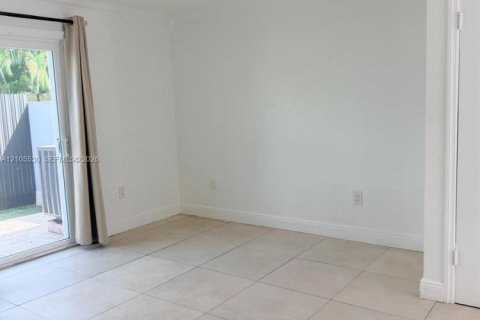 Touwnhouse à vendre à West Miami, Floride: 2 chambres, 106.84 m2 № 2424645 - photo 6