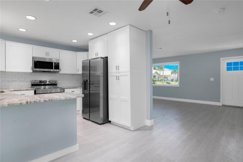 House in Fort Myers, Florida 3 bedrooms № 1825916 - photo 7