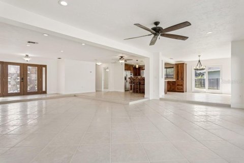 House in New Port Richey, Florida 3 bedrooms, 174.47 sq.m. № 1918954 - photo 7