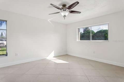 House in New Port Richey, Florida 3 bedrooms, 174.47 sq.m. № 1918954 - photo 14