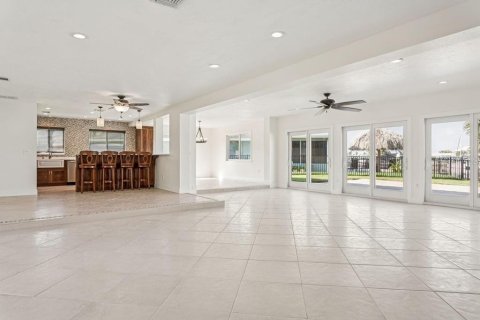 House in New Port Richey, Florida 3 bedrooms, 174.47 sq.m. № 1918954 - photo 8