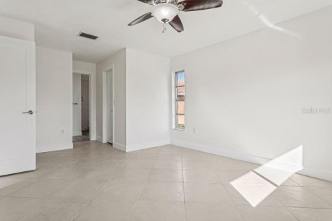 House in New Port Richey, Florida 3 bedrooms, 174.47 sq.m. № 1918954 - photo 15
