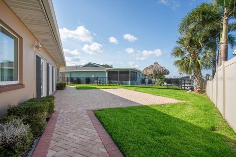 House in New Port Richey, Florida 3 bedrooms, 174.47 sq.m. № 1918954 - photo 30