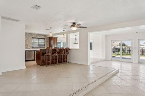 House in New Port Richey, Florida 3 bedrooms, 174.47 sq.m. № 1918954 - photo 6