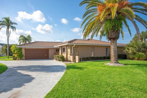 House in New Port Richey, Florida 3 bedrooms, 174.47 sq.m. № 1918954 - photo 1