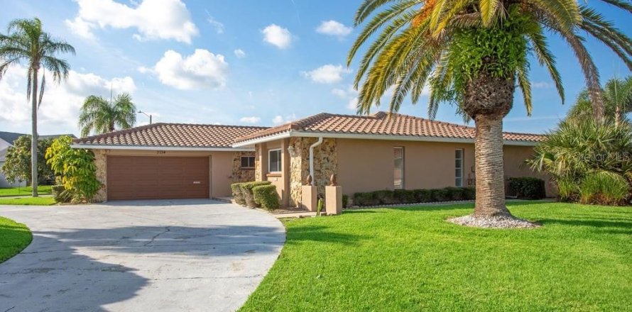 House in New Port Richey, Florida 3 bedrooms, 174.47 sq.m. № 1918954