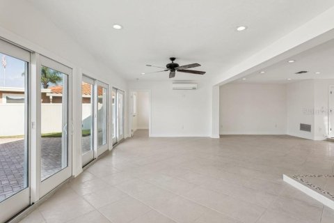 House in New Port Richey, Florida 3 bedrooms, 174.47 sq.m. № 1918954 - photo 9