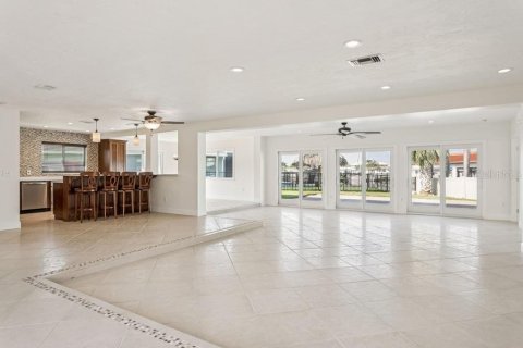 House in New Port Richey, Florida 3 bedrooms, 174.47 sq.m. № 1918954 - photo 4