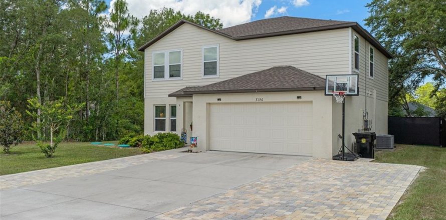 Casa en Citrus Springs, Florida 5 dormitorios, 212.56 m2 № 1754921