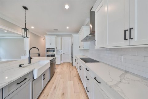 House in Tampa, Florida 4 bedrooms, 333.61 sq.m. № 1376823 - photo 5