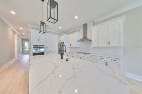 House in Tampa, Florida 4 bedrooms, 333.61 sq.m. № 1376823 - photo 8