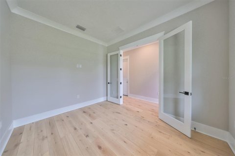 House in Tampa, Florida 4 bedrooms, 333.61 sq.m. № 1376823 - photo 13