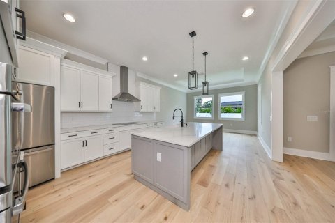 House in Tampa, Florida 4 bedrooms, 333.61 sq.m. № 1376823 - photo 4