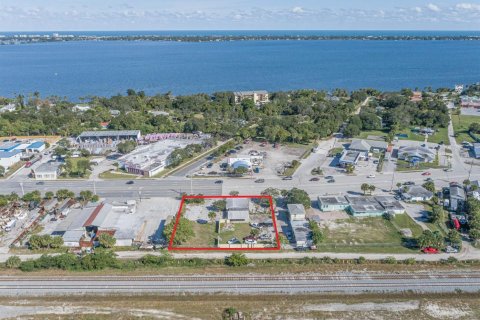 Commercial property in Melbourne, Florida № 2083702
