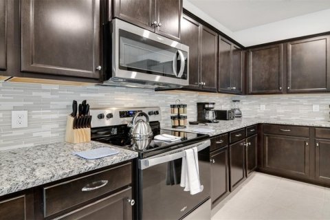 House in Davenport, Florida 10 bedrooms, 408.68 sq.m. № 2225725 - photo 4