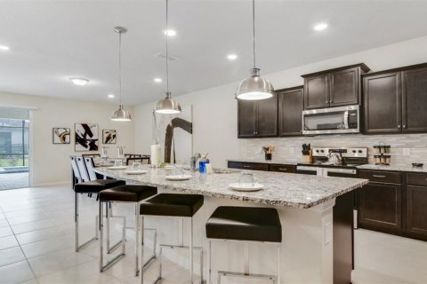 House in Davenport, Florida 10 bedrooms, 408.68 sq.m. № 2225725 - photo 3