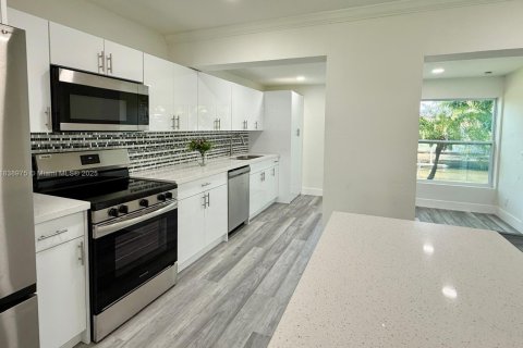 House in Oakland Park, Florida 3 bedrooms, 125.33 sq.m. № 1836149 - photo 11