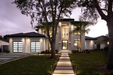 House in Winter Park, Florida 5 bedrooms, 479.75 sq.m. № 1827259 - photo 1