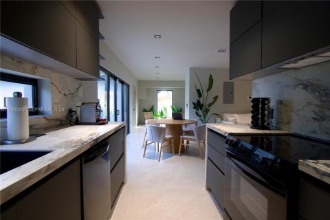 House in Miami, Florida 3 bedrooms, 151.24 sq.m. № 2062564 - photo 3