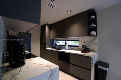 House in Miami, Florida 3 bedrooms, 151.24 sq.m. № 2062564 - photo 8