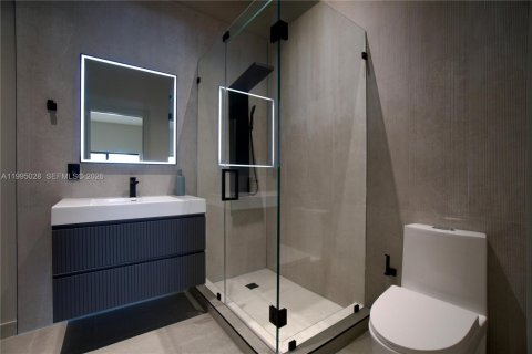 House in Miami, Florida 3 bedrooms, 151.24 sq.m. № 2062564 - photo 12