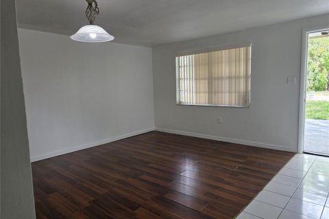 Duplex in Tampa, Florida 4 bedrooms, 154.59 sq.m. № 2233190 - photo 2