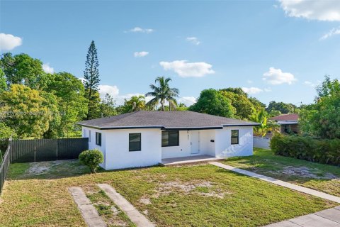 Casa en Miami Gardens, Florida 3 dormitorios, 110.74 m2 № 2317123