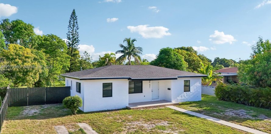 Casa en Miami Gardens, Florida 3 dormitorios, 110.74 m2 № 2317123