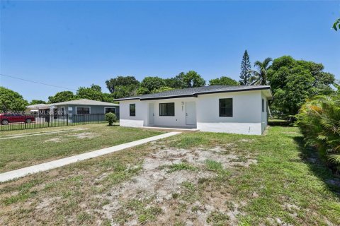 Casa en venta en Miami Gardens, Florida, 3 dormitorios, 110.74 m2 № 2317123 - foto 4