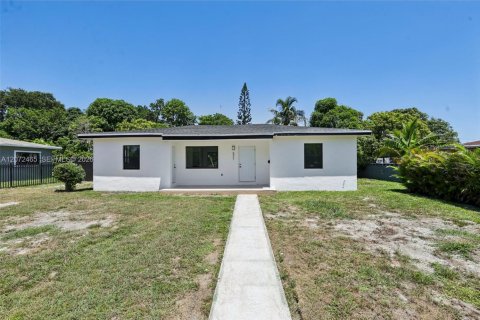Casa en venta en Miami Gardens, Florida, 3 dormitorios, 110.74 m2 № 2317123 - foto 2