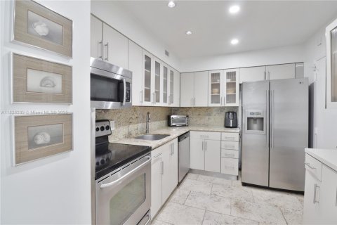 Condo in Miami Beach, Florida, 2 bedrooms  № 1935087 - photo 3