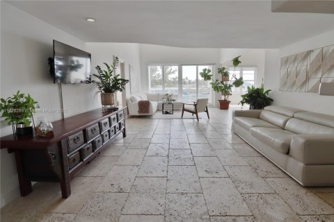 Condo in Miami Beach, Florida, 2 bedrooms  № 1935087 - photo 4